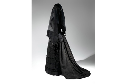 Fashion Travel: Met’s Exhibit-“Death Becomes Her: A Century of Mourning&nbsp;Attire”