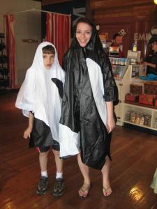 san diego 2 2010 and sarah getting manicure-065