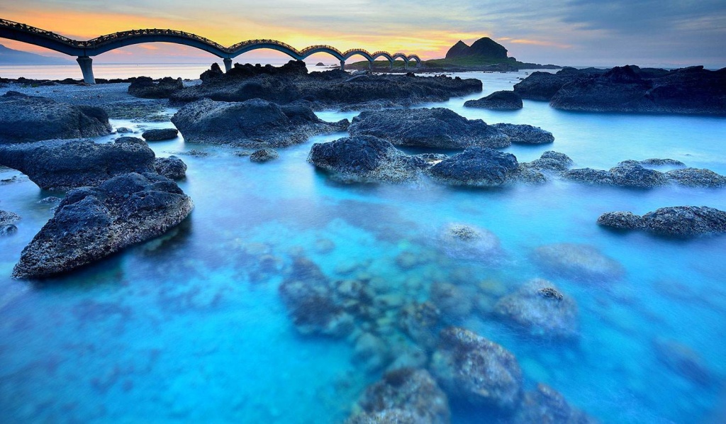 The "dragon" footbridge that connects Sansiantai Island to Taitung County (c) Anthony Co/Getty Images