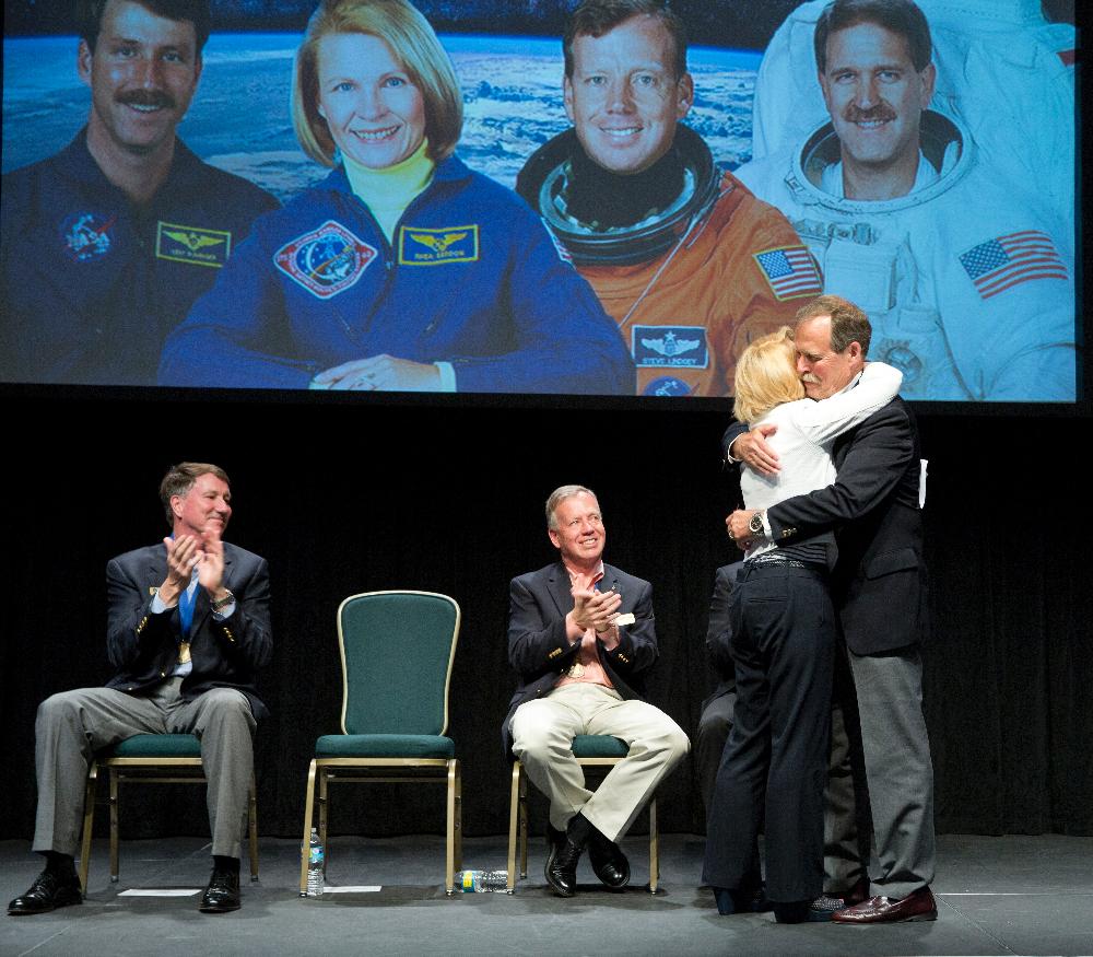 Astronaut Hoot Gibson hugs wife, Dr. Rhea Seddon, as he presents her into the U.S. Astronaut Hall of Fame.