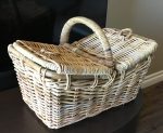 Hamper filled with a delicious brunch to take on the beach.
